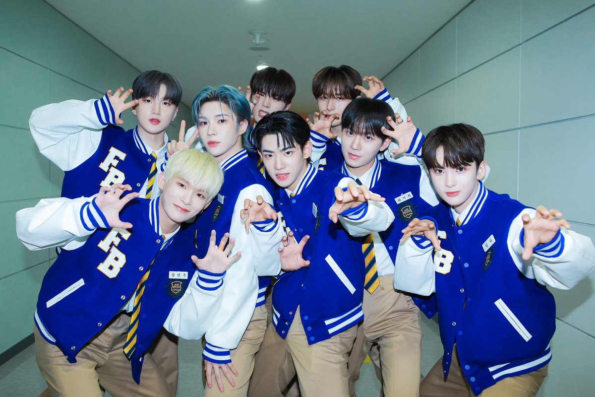 SeokheeFrance's tweet photo. POST 

Seokhee apparaît sur le post de #MINSEO aux côtés de #HYUNBIN, #HYUNWOO, #KSOUL, #JAEMIN, #JUNWON et #LINQI ✨

@MINSEOFRANCEFB 
@MHyunbinFrance 
@KangHyunwoo_Fr 
@JUNWONFRANCE 
_
#HASEOKHEE #FANTASYBOYS #소년판타지 #하석희 
©fantasyboys_ https://t.co/MYzHypKpGW