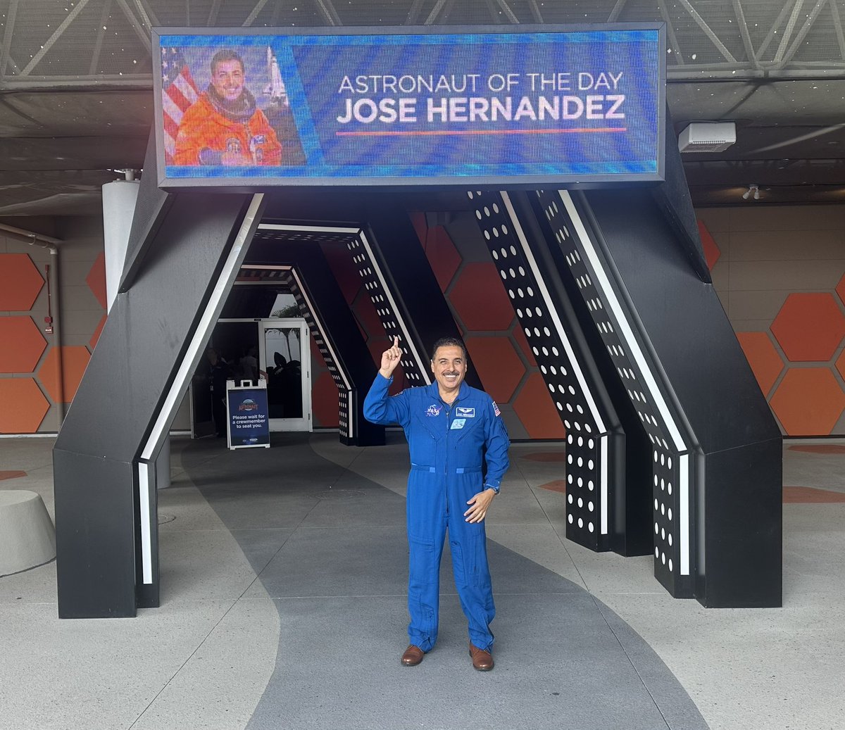 Astro_Jose's tweet photo. Come join me for the next 3 days a Kennedy Space Center  @ExploreSpaceKSC where you can ask questions and hear my story! Los próximos tres días estaré en Kennedy Space Center en la Florida dando conferencias de mi misión espacial! Vengan a saludar, hacer preguntas y tomar fotos! https://t.co/MLSDnfO4fe