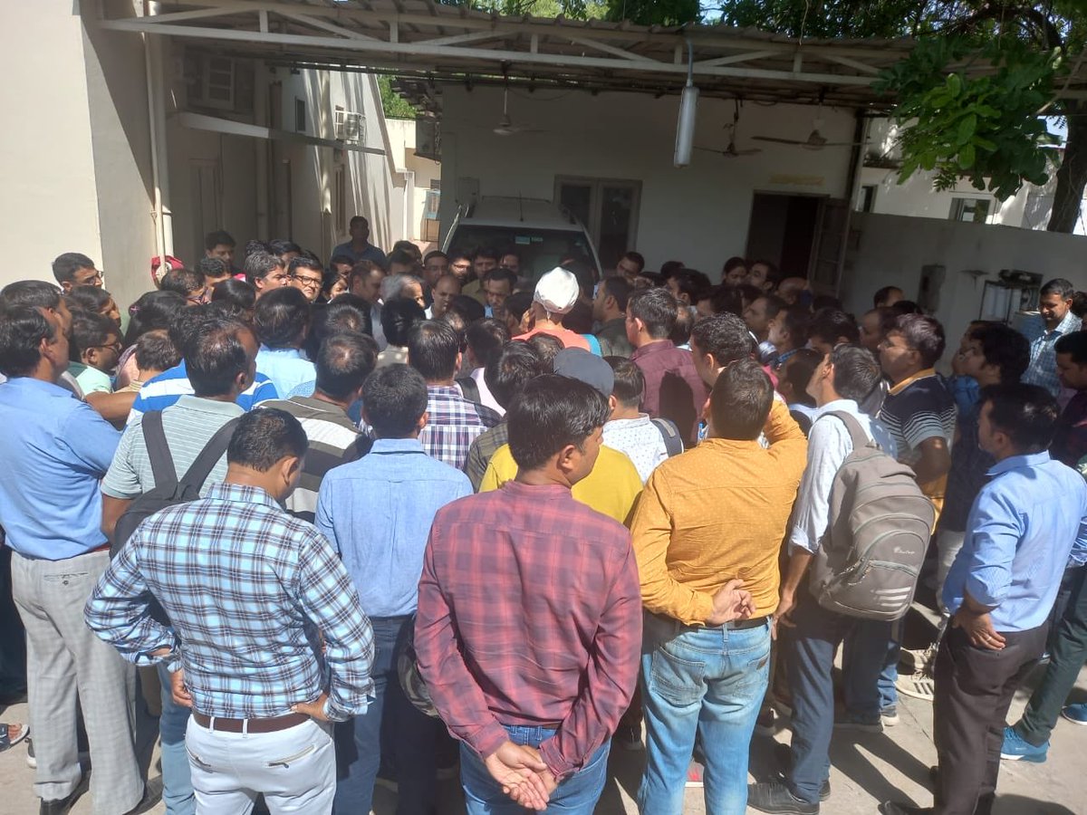 <a href="/drsubhashg/">Dr. Subhash Garg</a> आज आयुर्वेद एनएचएम के संघटन ने आयुष मंत्री महोदय के आवास पर सुखद मुलाक़ात की मंत्री महोदय ने रद्द हुई 639  भर्ती के बारे में जोश और विश्वास के साथ वार्ता में दुबारा शीघ्र ही आयुर्वेद MO भर्ती का विश्वास दिलाया सभी जिलो से आये चिकित्सकों का आभार🙏