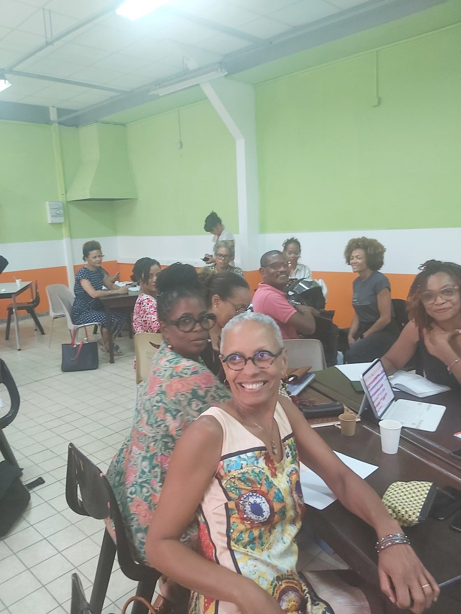 vhann972's tweet photo. Évaluation externe: formation des équipes pluricatégorielles. Question de posture, d'organisation interne et d'utilité pour les écoles et établissements. Un travail à poursuivre. https://t.co/On4MDe4RyE