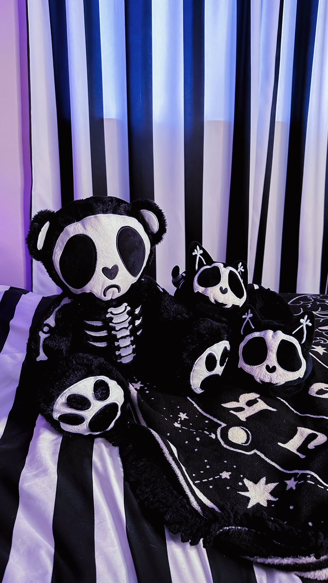 VampireFreaks's tweet image. We just adore this spooky-cute pic of our Grumpy Bones Bear & Skelekitty Slippers from @spookypumpkinqueen!!
#SpookyHomeDecor #SpookyAesthetic #Alternative #GrumpyBonesBear #GothHomeDecor #VampireFreaks