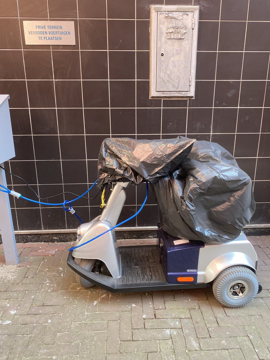 Voor de deur maar is geen toezicht op dus #scootmobiel wordt langzaam gesloopt maar #woonzorgnederland STAAT erop dat ze buiten staan maar hier in #wallengebied KAN dat niet zonder toezicht. Ze pissen erop en kotsen en slopen! #bedankt en dan TOCH verplichten. #amsterdamlife