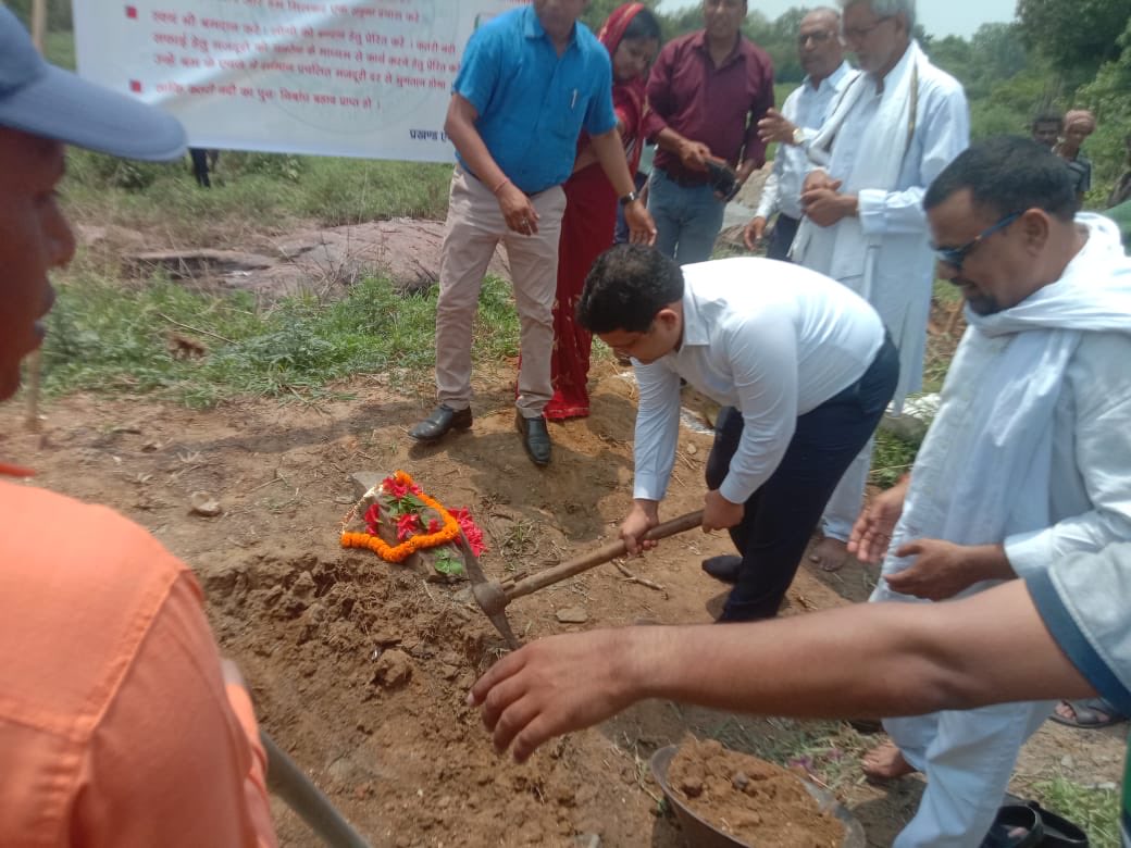 People of dhawachitta and jhinjhi pahadi panchayat in Baghmara block have initiated campaign to desilt the katri river in dhanbad under #mgnrega #jalshaktiabhiyan on the eve of #WorldEnvironmentalDay 

let us join hands for a noble cause