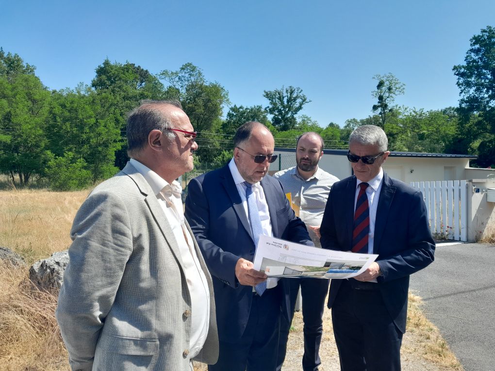 Prefet37's tweet image. #Touraine | Visite de terrain à la communauté de communes #TEV pour échanger avec les #élus sur les réalisations et projets du #territoire. 
Présentation du futur office de tourisme pour #montlouis et #vouvray ou encore des projets d'aménagements des itinéraires cyclables 🚴‍♀️