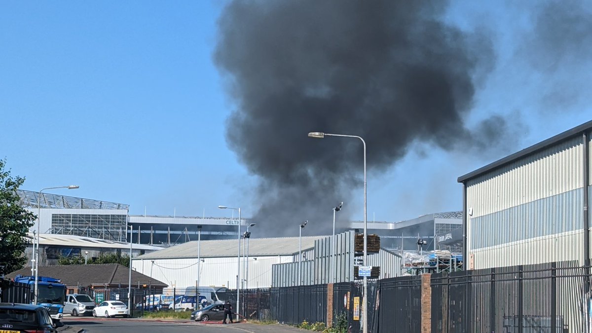 Fire at recycling centre on Nuneaton St again!

#Fire #Glasgow #recycling #Bridgeton