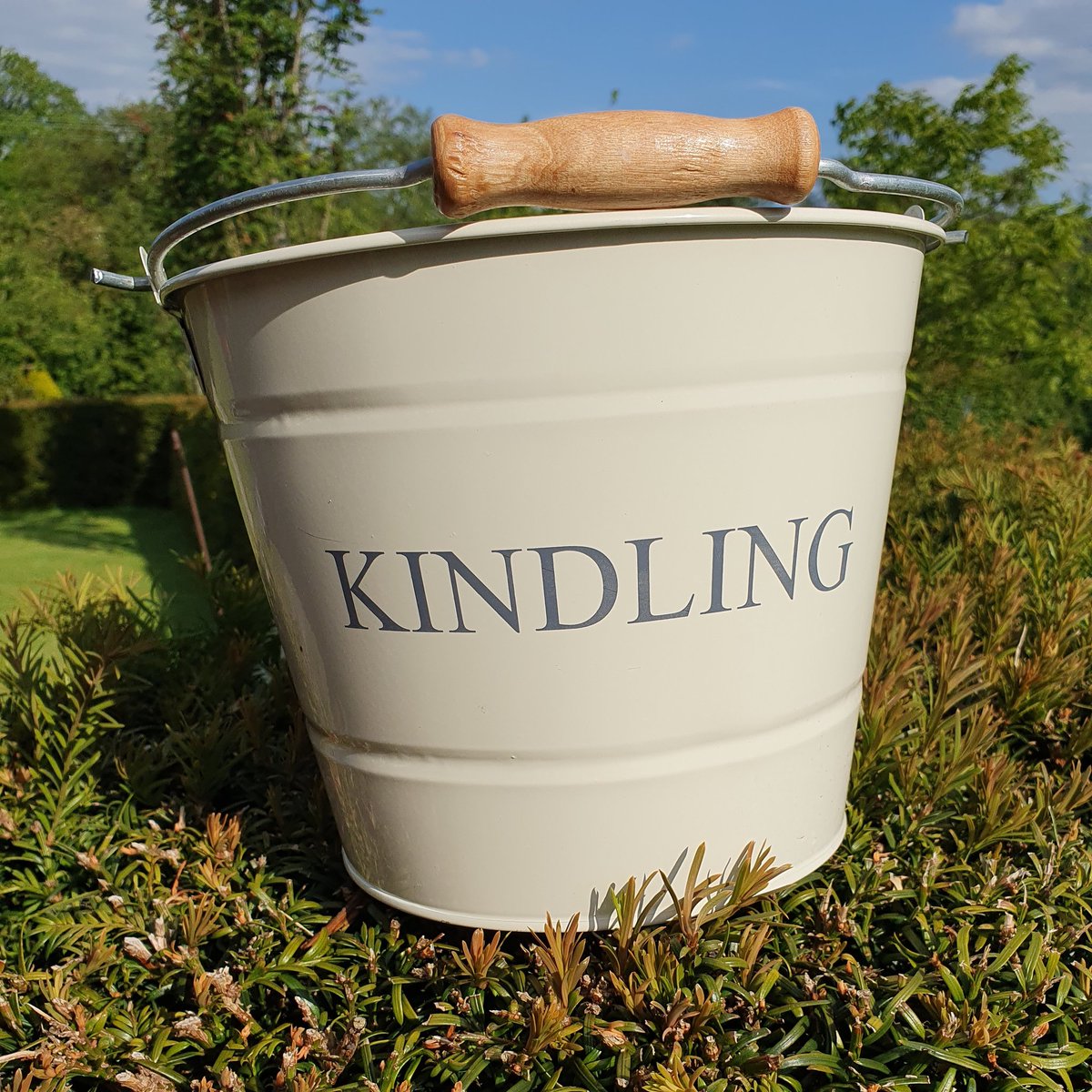 Mr_Pelucchi's tweet image. The Utter uselessness PA do be makings me a Fire Bucket. This bucket do now be red but what colour do I needs my "Fire"? Black or White?
#MrPels #BarkshireFirefighter #FireBucket #GardenPlanter #firesafety