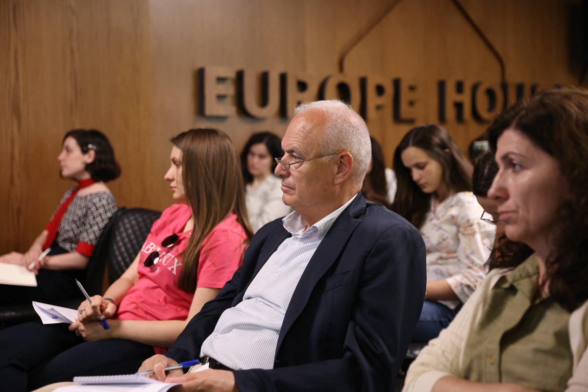 EUinAlbania's tweet image. Yesterday, #EuropeHouse hosted the3️⃣rd informative Masterclass on the EU Accession Process of 🇦🇱. Attendees were informed on details on #Cluster3, with a special emphasis on education, science, social policy, employment &amp;amp; enterprise. 1/2