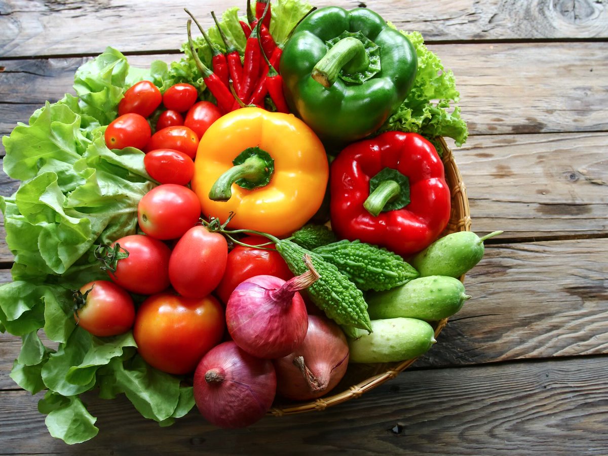 Fresh vegetables and fruits are rich in antioxidants and #antiinflammatory compounds that can help reduce inflammation in the gut. Consuming a variety of colorful produce can help support a healthy inflammatory response and promote optimal digestive #health. #GutHealth