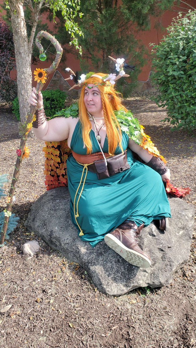 posting some of my full body pictures of my #criticalrolecosplay from #colossalcon23. 🥰 first, my keyleth. awesome to meet so many critters (and robbie) as her! #CriticalRole