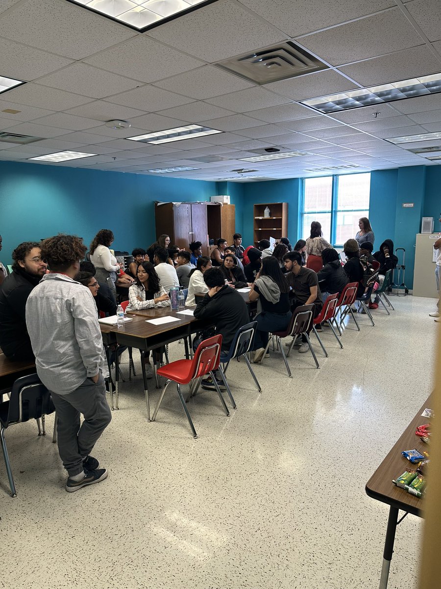MolinaFootball's tweet photo. Shout out to @ASPMolina for holding a college workshop for our student-athletes! Go Jags! @dallasathletics @Coachbru3 @JacobNunez27 @MolinaHigh @RecruitMoJags https://t.co/7LQIOKYpiY