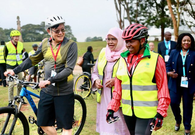 Honored to meet the First Lady of Kenya at #UNHA2 with @MaimunahSharif. Reducing emissions in cities is possible through the use of less car-dependent transport. Cyclable urban trips 🚴‍♀️🌳are part of the solution: good for the environment and good for health! @UnKenya