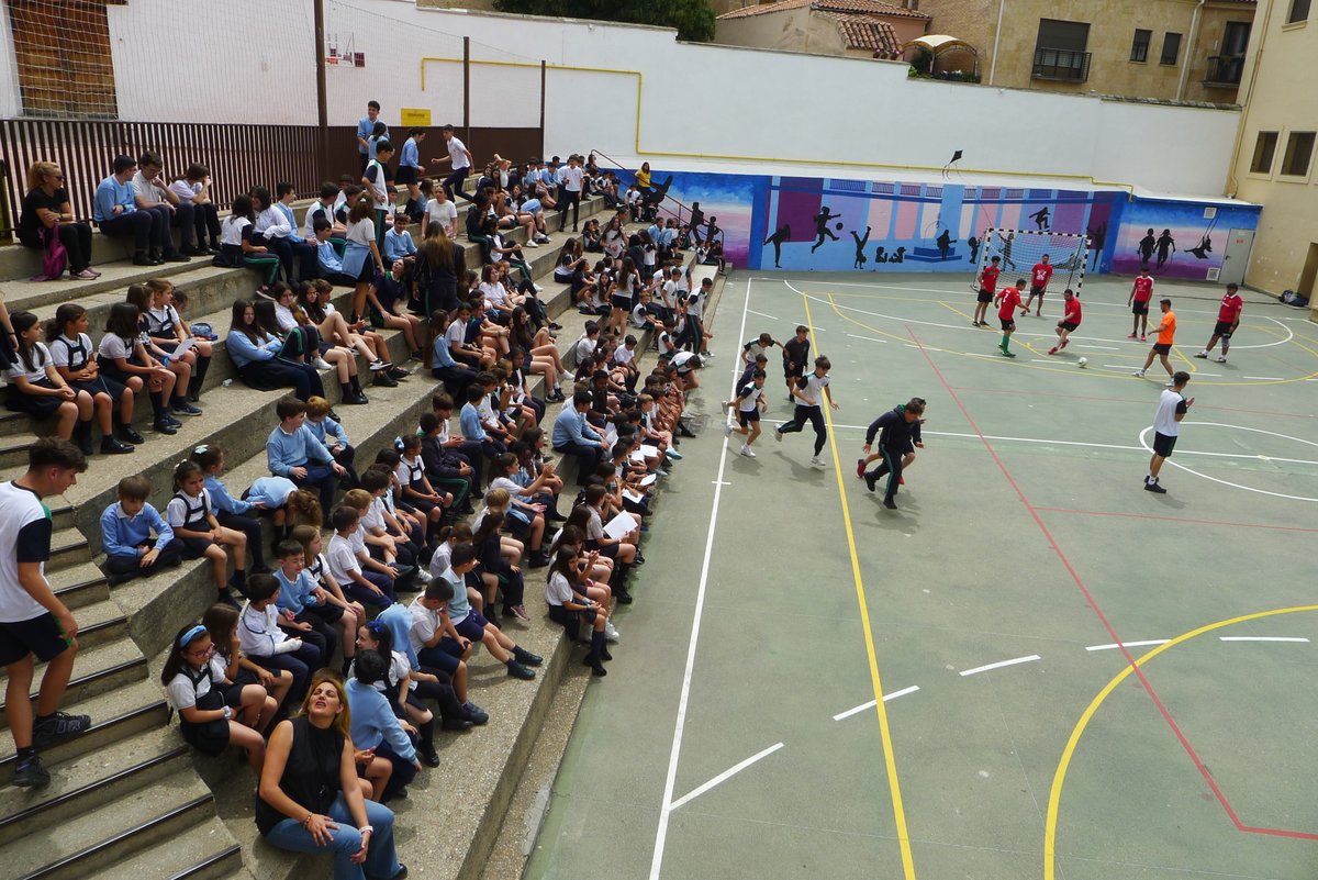 colegiossj's tweet photo. 2/3 Después, en el Patio del Pozo, una celebración llena de colores, música y baile nos ha recordado lo esencial de nuestro Carisma Josefino y, con la acción de gracias de 4º de ESO, nos ha llegado la nueva imagen de #Bonifacia que nos acompañará en las aulas. https://t.co/9A1t3iqqn4