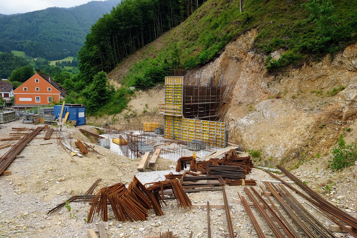 Wasserbau Exkursion Teil 4/4: Baustellenbesichtigung der Wildbach- und Lawinenverbauung @BML_gv_at in Hollenstein. Spannendes Projekt um die Gemeinden vor Muren zu schützen. 👷🪨