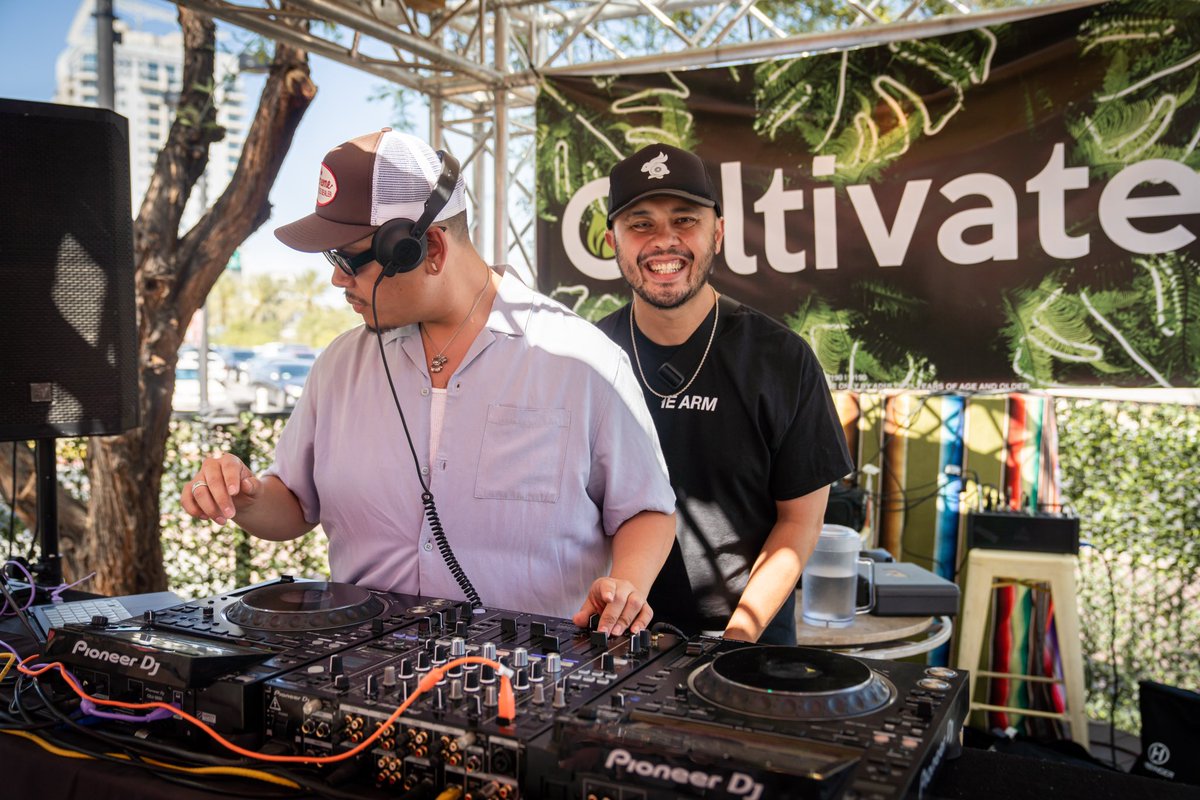 cultivate_lv's tweet photo. More flicks 📸 from our first @secretsoundslv brunch event w/ @satin.jackets ! ✨
#satinjackets #jnomadic #andyoowops #18bin #lasvegas #cultivatelv #brunch #secretsounds
| Keep out of reach of children. For use only by adults 21 years of age or older. | https://t.co/JbJPZuEHXa