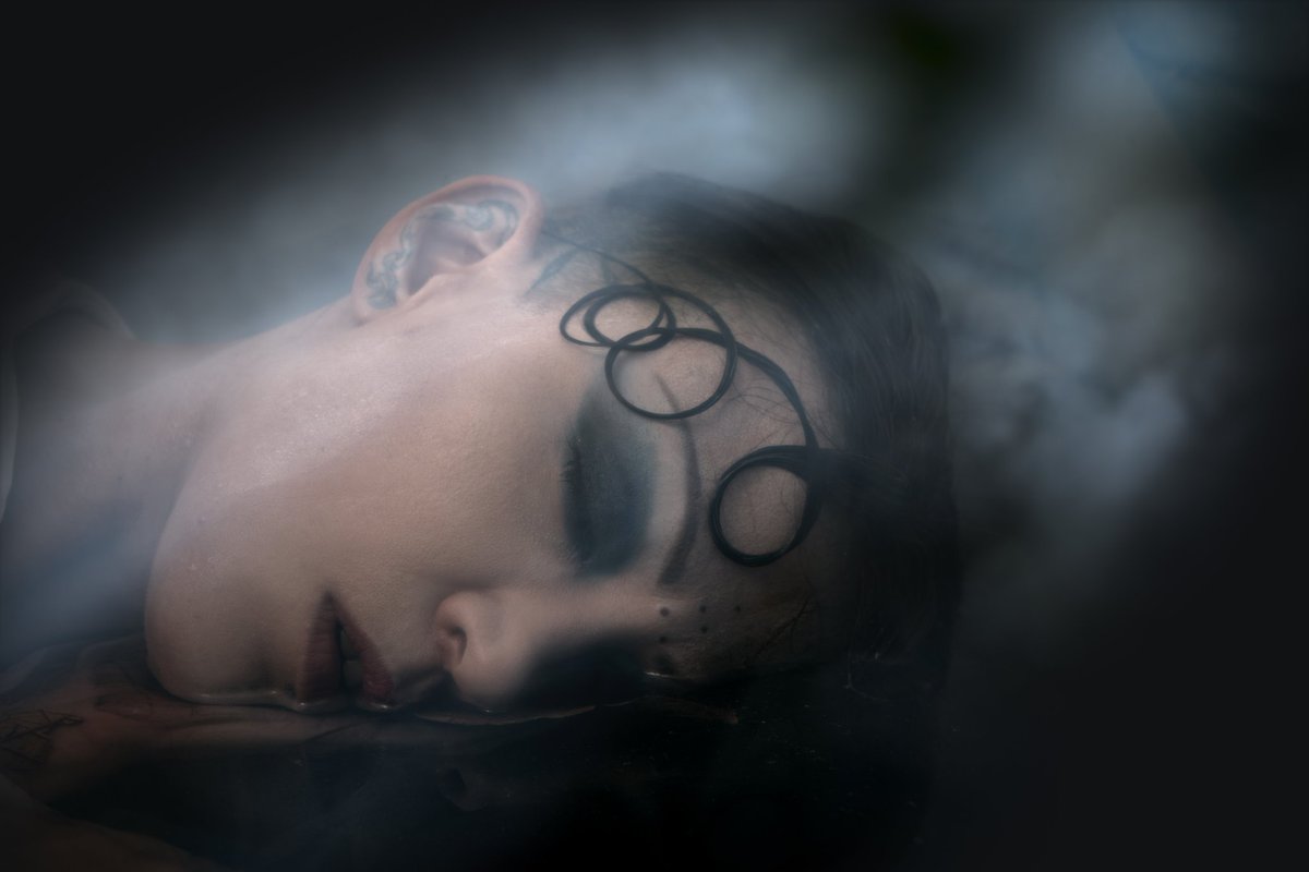YimarkGonzalez's tweet photo. [2023-07] 
•El destino al que mi cuerpo se condena•

#Letania 

Concept Photo 
#Yimark 

𝙉𝙚𝙬 𝙧𝙚𝙡𝙚𝙖𝙨𝙚 <-

Fotografia: @ daydreaming.16 IG
Maquillaje: @ zaramoreh IG
Edición: @ xluisferx IG
Producción: @ bhasknation IG https://t.co/PAfEn6k2AS