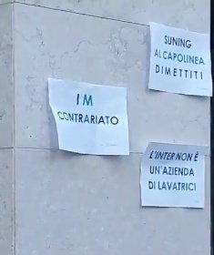 To put into context, this is how Inter fans protested Suning at Inter HQ when they let go of Conte, Lukaku, Hakimi, etc