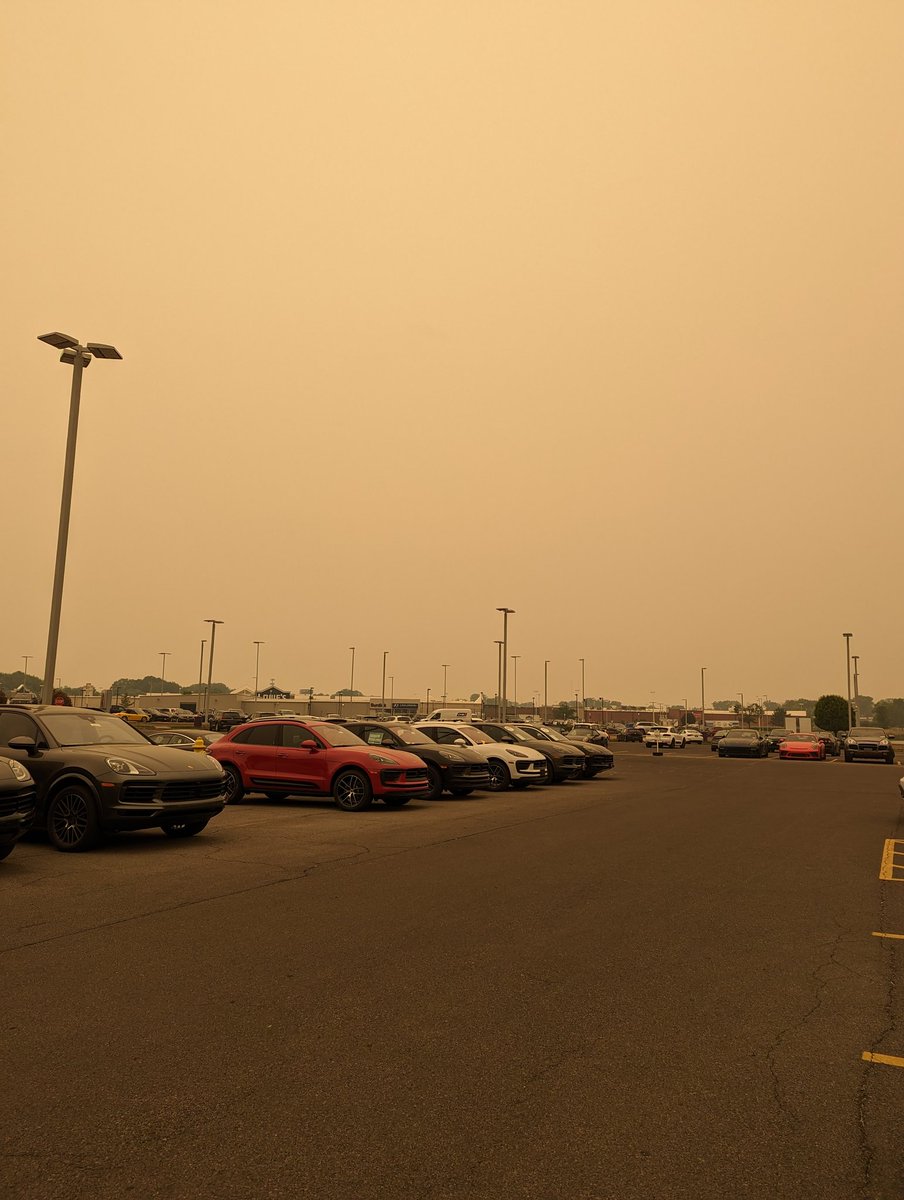 BBayWill's tweet photo. It is a little bit eerie to be able to look right at the sun at 11:00 in the morning.

 #CanadaWildfires #WildfireSmoke #AirPollutionAlert #localsyr #syracuse #sun https://t.co/uamrBkARVt