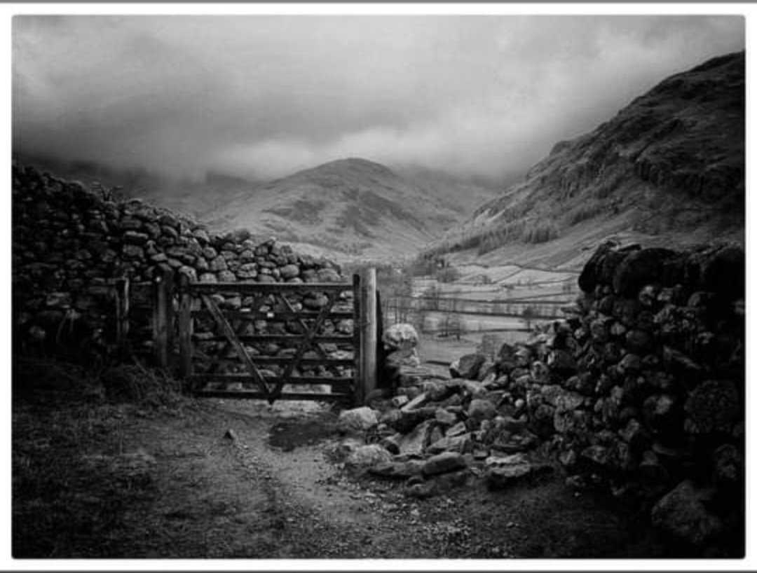 Lots of drama going on here, a nice walk in the Langdales Cumbria. Feel free to Retweet. 
#igerscumbria #ukroam #lensculture #blackandwhitephotography #landscapephotography #hikingthelakes #bbcearth #getoutside #yourebritain #excellent_britain #photographysouls