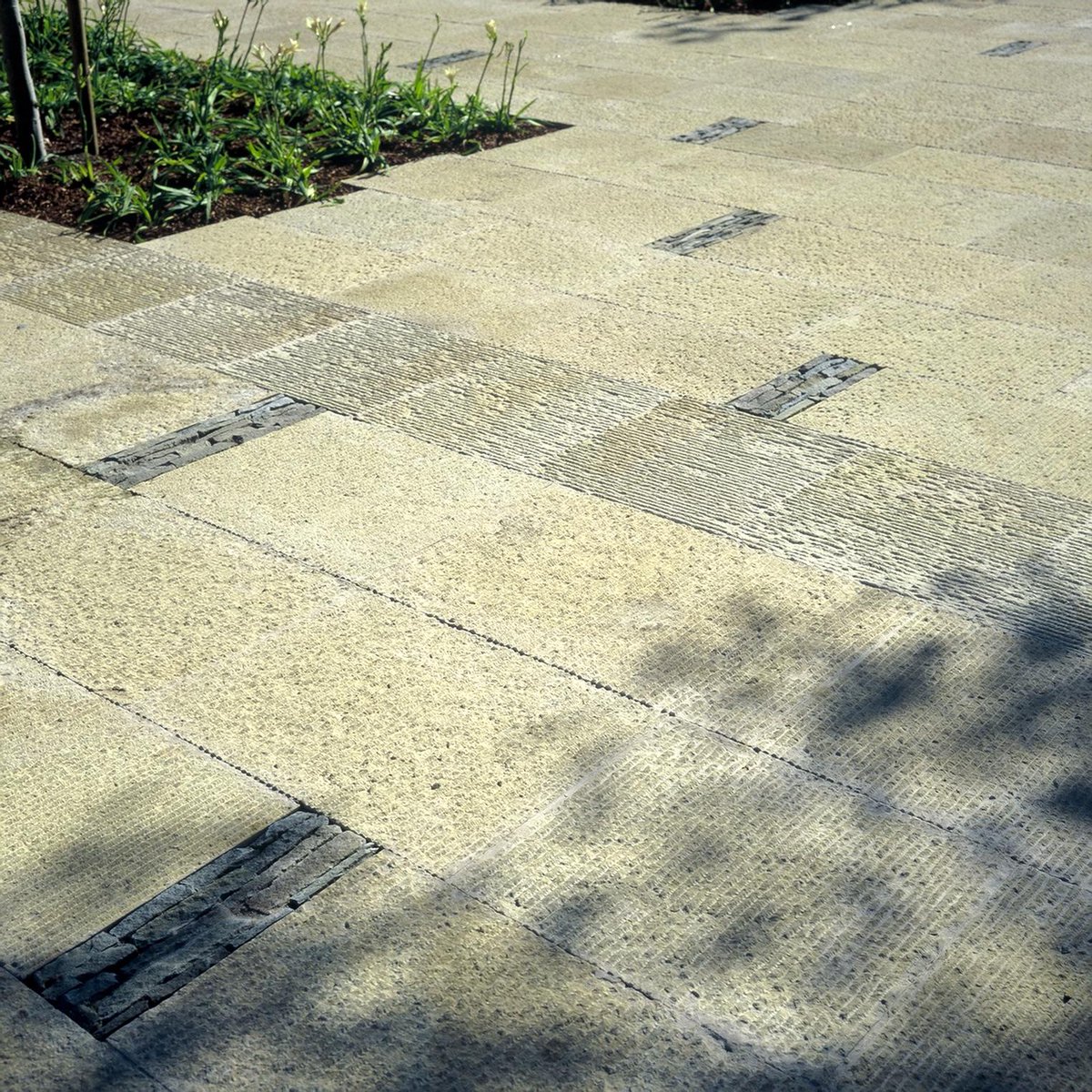 Random accents of North Ankar Firebrick create stunning visual tapestries within this Silk Road Sandstone paving, beautifully hand finished in Point Stalk.⁣ @jameshyattstudio ⁣#rhodesarchitecturalstone #naturalstone #naturalstonedesign #handcraftedstone #carvedstone