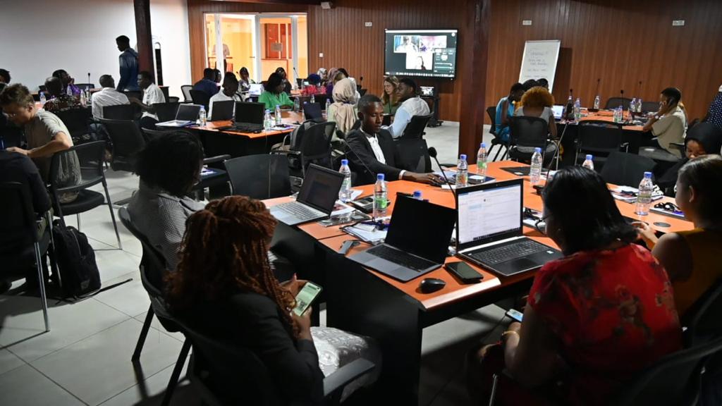 undpgabon's tweet image. ⚡️60 jeunes volontaires se réunissent à Saly, Sénégal🔥. Ils ont discuté, entre autres, de comment marier le #leadership et le #volontariat🤝. Discussion passionnée et profonde afin de les équiper de compétences pour un #FutureSmart🇺🇳🇬🇦