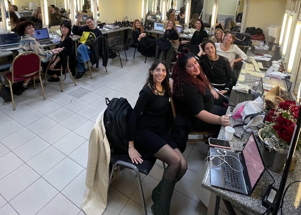 Ahora: el enorme equipo de producción y prensa de “Matilda” ultimando detalles, desde los camarines del teatro Gran Rex, para el evento de esta noche.

“Matilda”: más de 200 puestos de trabajo directos -triplicados en los indirectos- al servicio de un espectáculo teatral.