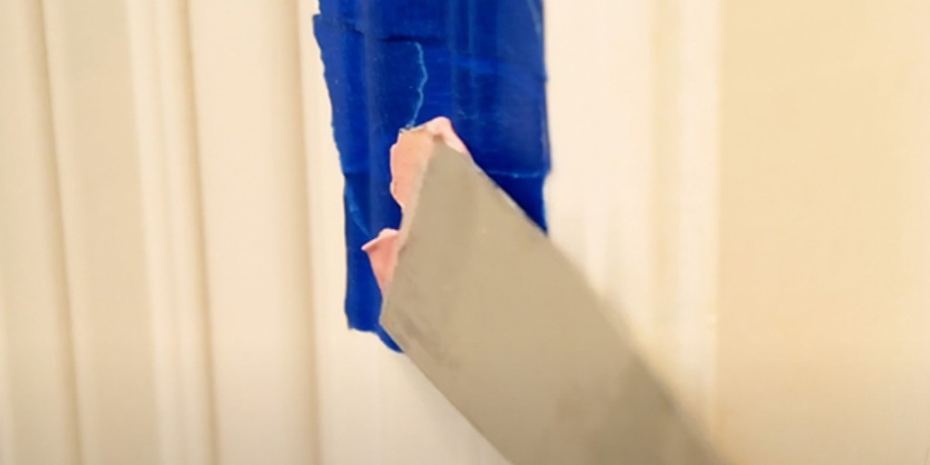 DAPproducts's tweet photo. Repairing a small area with Plastic Wood X? Apply masking tape around the damage before filling to keep a clean surface around the repair and limit sanding afterward. #DAPTipTuesday #DAPTips #PlasticWoodX https://t.co/6aBPn1ChPy