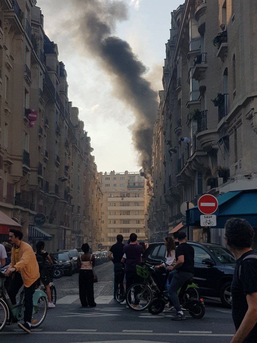 MeyerLea_'s tweet photo. #Incendie en cours rue de Cadix #Paris15 depuis 18h30. Départ de feu d'un appartement d'habitation.  Les pompiers sont en cours d'intervention. https://t.co/QkSAip6kq7