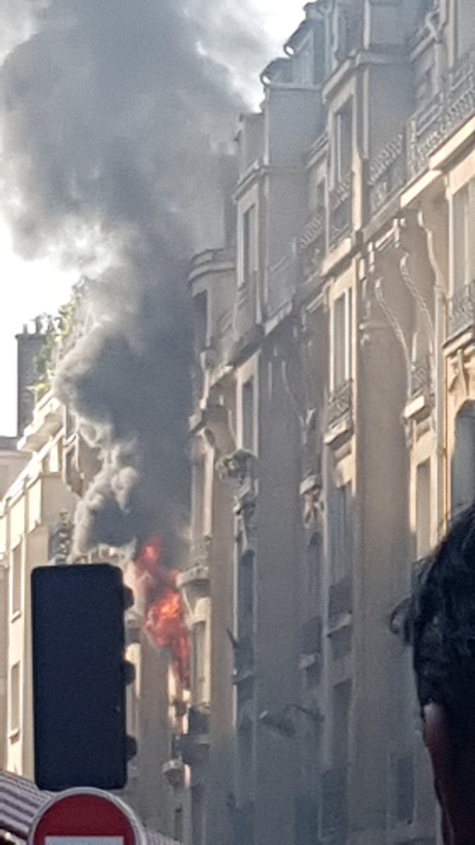 MeyerLea_'s tweet photo. #Incendie en cours rue de Cadix #Paris15 depuis 18h30. Départ de feu d'un appartement d'habitation.  Les pompiers sont en cours d'intervention. https://t.co/QkSAip6kq7