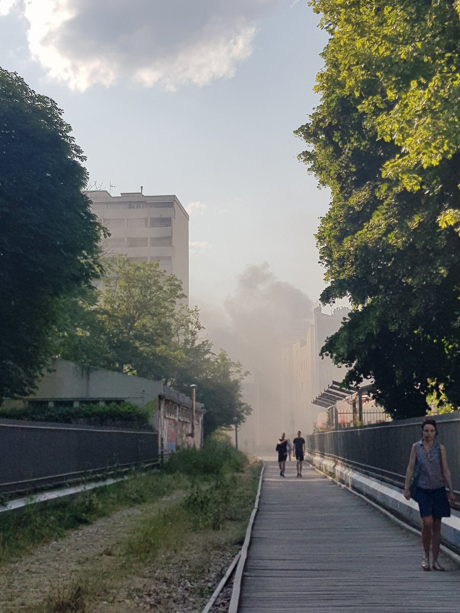 MeyerLea_'s tweet photo. #Incendie en cours rue de Cadix #Paris15 depuis 18h30. Départ de feu d'un appartement d'habitation.  Les pompiers sont en cours d'intervention. https://t.co/QkSAip6kq7