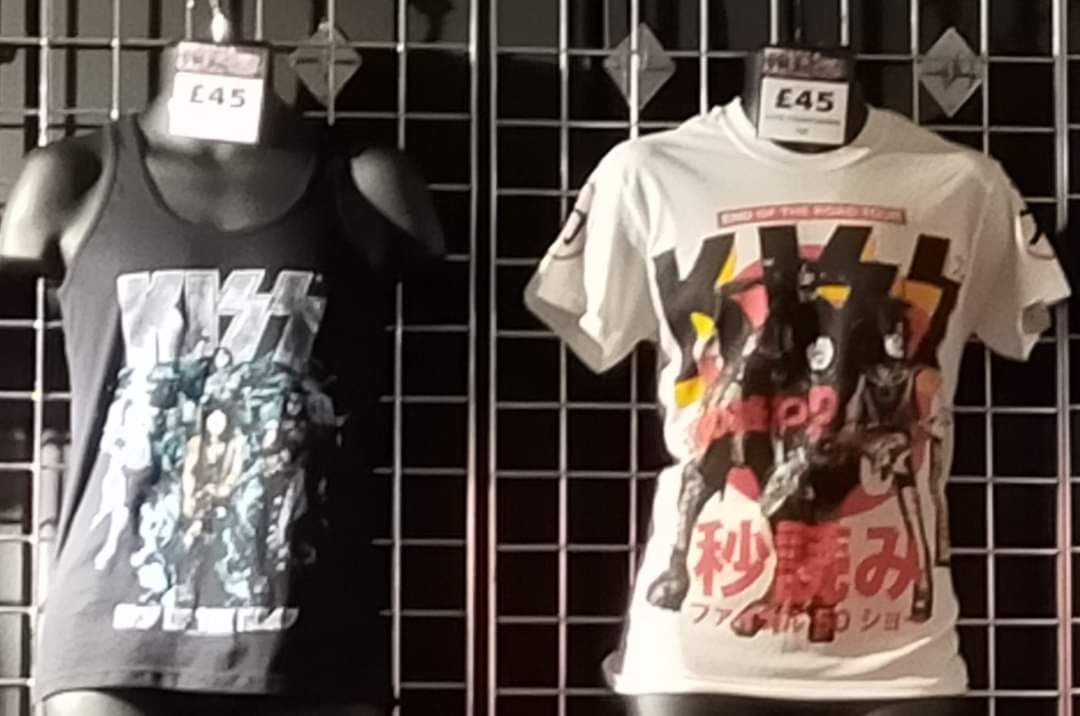 This is outrageous! £100 for a #KissHoodie £45  for a #KissTshirt #Merchandise Birmingham UK Kiss tour. This really saddens me when I see millionaire musicians ripping off their fans. #sick #unfair #disgusting #shouldbewearingamask #Kisstour