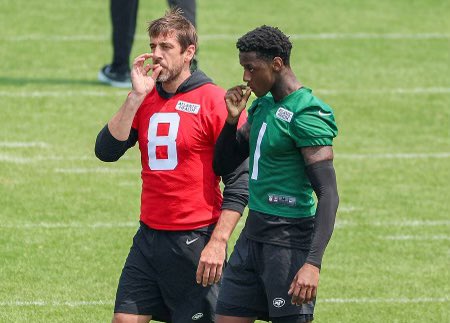 The elaborate pre-practice handshake/greeting between Aaron Rodgers and Sauce Gardner includes this. I’m not an expert but can only assume it’s chapstick related? (Great shot from <a href="/AndyMills_NJ/">Andrew Mills</a> today.) #Jets