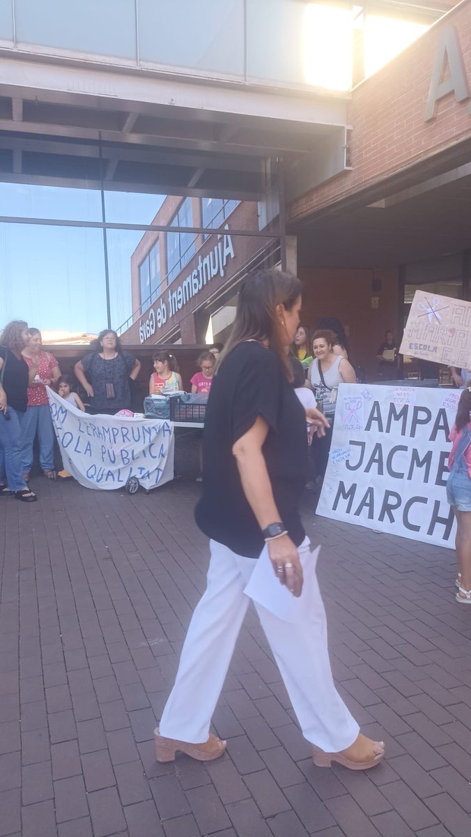 fapagava's tweet photo. Aquesta tarde de concentració davant de ⁦@AjuntamentGava⁩ consell Escolar Municipal per demanar a ⁦@govern⁩ ⁦@educadiba⁩ la reobertura de les lineas I3 de l’Eramprunyà i Salvador Lluch https://t.co/Sl7rt6bhxg