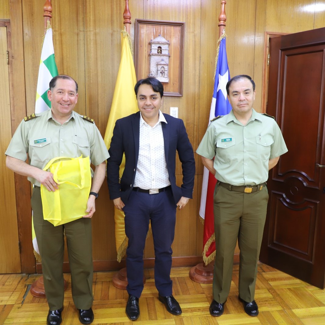 Continuando con su visita a la región, el General Inspector, Rodrigo Cerda Navarro, Director Nacional de Personal de @Carabdechile, en compañía del Jefe de la Zona Arica y Parinacota, saludan al Gobernador @jorgediazxv, reiterando el compromiso de trabajo mancomunado.