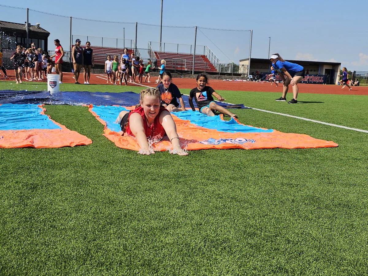 @EVHSSoftball @EFND_Softball @CoachDean_GISD  The big girls helped the little get hyped about sliding and diving. Day 2 was awesome!