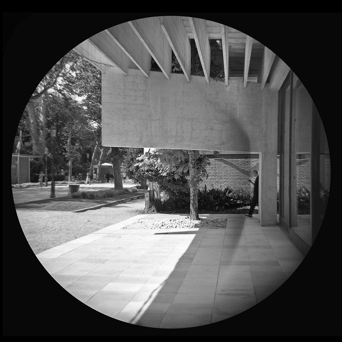 leobellandi's tweet photo. #biennale2023 #biennalearchitettura2023 #biennalearchitettura #venezia #filmphotography #fotografiaanalogica #fotografiaanaloga #selfmadecamera #filmisnotdead #paesaggioitaliano #bnwfilmphotography #mediumformatcamera https://t.co/5HW3aC2evR