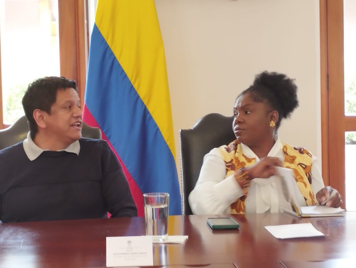 Pais_Plural's tweet image. En diálogo con nuestra vicepresidenta @FranciaMarquezM. La acompañamos en la consulta para la Presidencia, como fórmula vicepresidencial y hoy como vice. Con ella, el Ministerio de la Igualdad será pilar para combatir la discriminación y dar valor a los territorios.