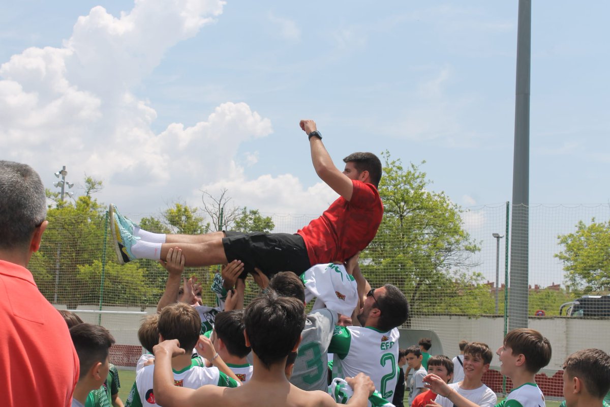 🏆 ¡𝙎𝙊𝙈𝙊𝙎 𝘾𝘼𝙈𝙋𝙀𝙊𝙉𝙀𝙎 𝘿𝙀 𝘾𝙊𝙋𝘼! 🏆 

El Infantil Restaurante Antillón / Terneros Usón "B" culmina una excelente temporada con broche de oro. ¡Enhorabuena campeones! 🥇 

#AupaEFO ⬜🟩