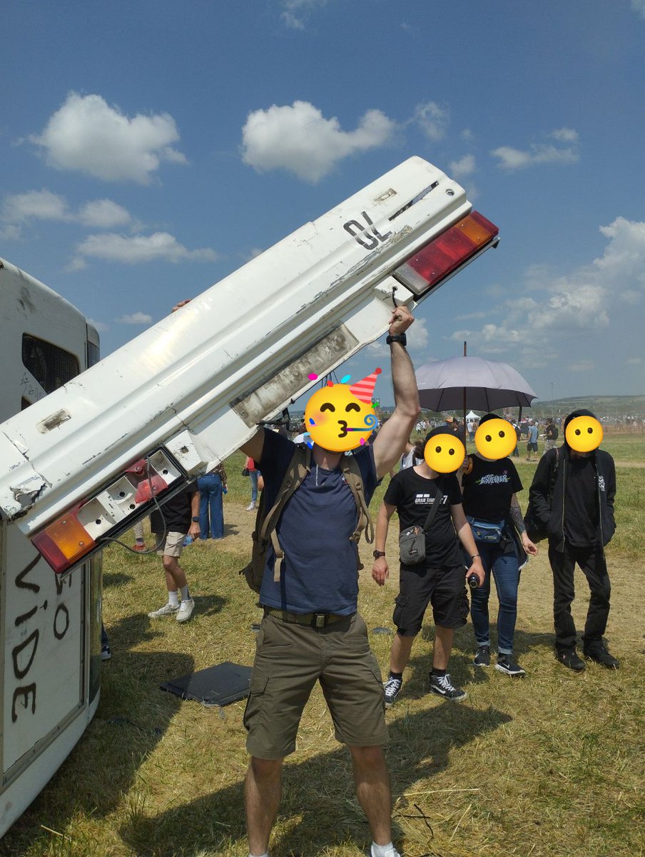 Kabrosh76's tweet photo. @jojo57420 @VilebrequinAuto Un autre trophé, on s'est partagé les ampoules et les éclats de feux après 😂 C'était un bordel dans le bus, plus besoin de l'emmener à la casse puisqu'il n'y a plus de bus mdr.
Gg à l'équipe qui a bossé sur le volant 💪😂 https://t.co/EUfIdFwkDj