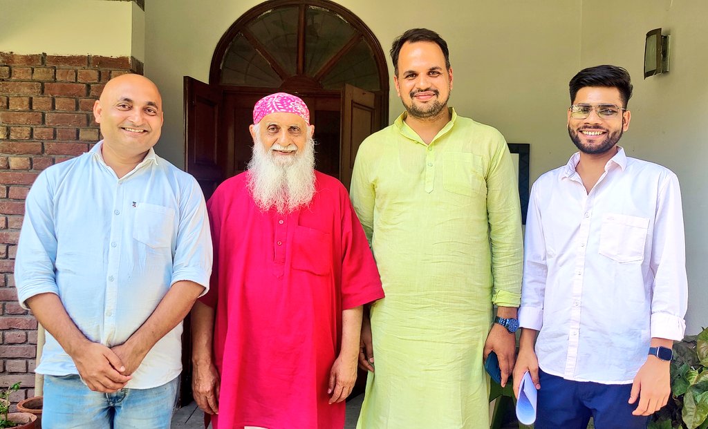 GovindMishraMrj's tweet photo. कल देहरादून में जाने-माने पर्यावरणविद श्री रवि चोपड़ा जी से लंबी चर्चा हुई।

रवि जी ने @AnupamConnects भईया के नेतृत्व में चल रहे राष्ट्रीय युवा आंदोलन पर पूरा भरोसा जताते हुए इसे वर्तमान समय का सबसे महत्वपूर्ण कार्य बताया।

देखकर खुशी होती है कि बेरोज़गारी जैसे गंभीर मुद्दे पर देशव्यापी आंदोलन को सिविल सोसाइटी का भरपूर समर्थन है।