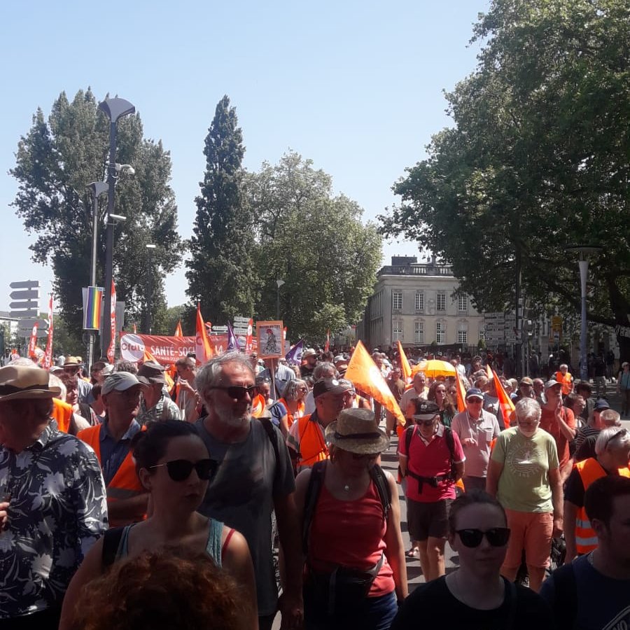 CfdtEram's tweet photo. Que ça soit à #Angers, #Nantes, #Cholet ou ailleurs en France, les militants @CfdtEram étaient mobilisés ce 6 juin pour montrer leur opposition à cette réforme injuste ! ✊🟠
#64AnsCestToujoursNon #ReformeDesRetraites @CFDTservices https://t.co/D7wjlSdfMK