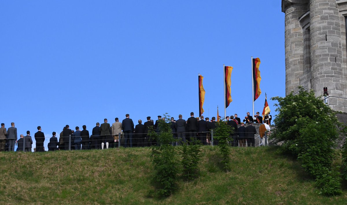 Kurz vor 18:00 Uhr ging es dann doch noch zum Festakt Vor das Denkmal. Mit dabei ein AFD Abgeordneter aus dem Landtag #RheinlandPfalz gemeinsam mit IB-Aktivisten von 'Revolte Rheinland' sowie 'Aktives Hessen'. 
5)