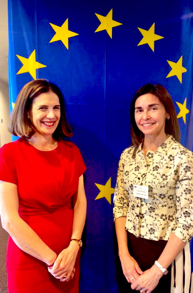 Emb. Gloria Navarrete se reúne con Dir. de Enfoque Global y Cooperación Internacional en Investigación e Innovación de la Comisión Europea, @MariaCrisRusso, para abordar la agenda de cooperación bilateral y regional, proyectando la relación a futuro 🇨🇱 🤝🇪🇺
#EUGlobalApproach