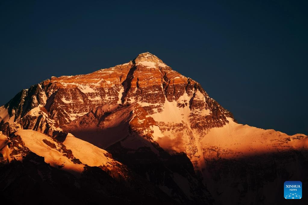 ChinaDaily's tweet image. #ChinaCanvas View of Mount #Qomolangma at sunset in Southwest China&apos;s Tibet autonomous region.