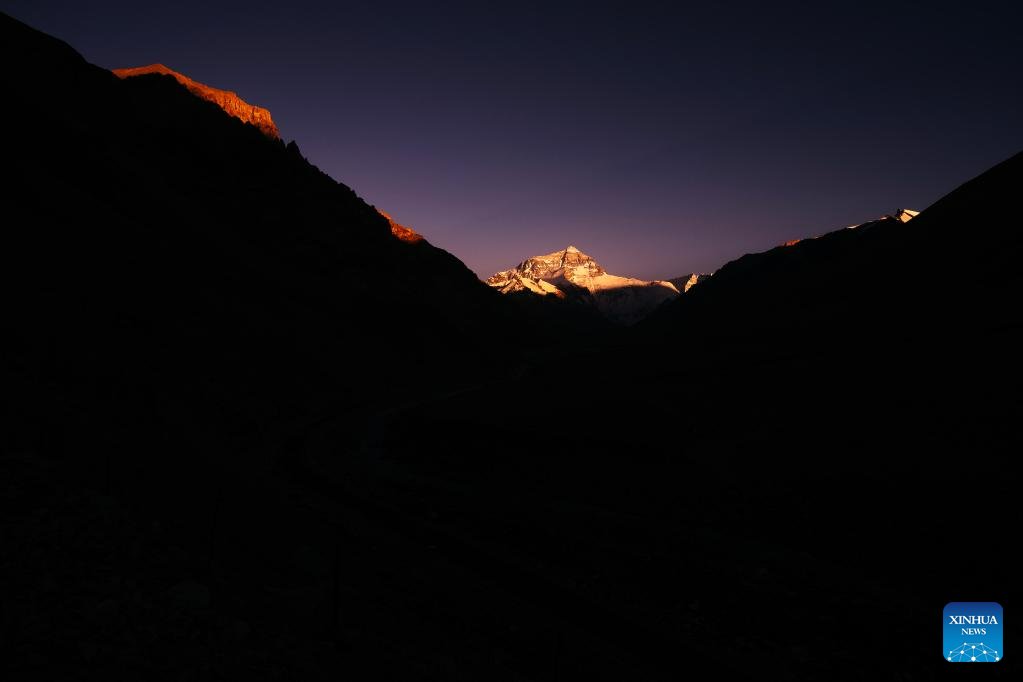 ChinaDaily's tweet image. #ChinaCanvas View of Mount #Qomolangma at sunset in Southwest China&apos;s Tibet autonomous region.