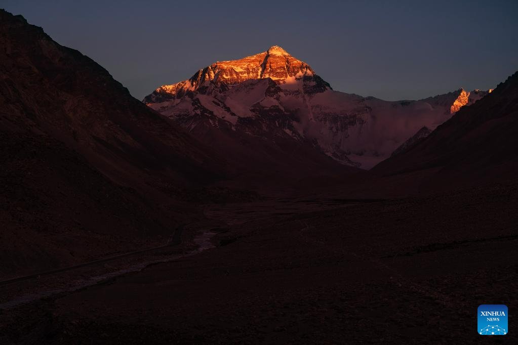 ChinaDaily's tweet image. #ChinaCanvas View of Mount #Qomolangma at sunset in Southwest China&apos;s Tibet autonomous region.