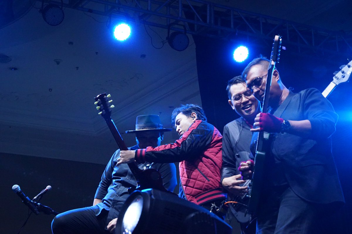 LewatLensaNews's tweet photo. Keseruan konser @padireborn di event IIMS Infinite Live IIMS Surabaya 2023, Sabtu 3 Juni 2023.
Foto : dokumentasi IIMS Surabaya 2023
#IIMS #IIMS2023 #IIMSSURABAYA #IIMSSURABAYA2023 #IIMSBOOST #DyandraPromosindo #DyandraSurabaya #LewatLensaDotCom #LewatLensaNews https://t.co/L4pH0D7eaP