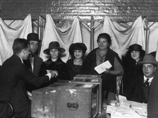 - Mujeres estadounidenses que emiten su voto por primera vez durante las elecciones de 1920.