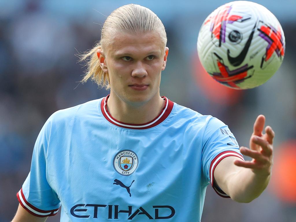 Footballtweet's tweet photo. The Top 10 Highest Transfer Market Values:

1⃣ Erling Haaland - £211.2M
2⃣ Vini Jr - £169.1M
3⃣ Bukayo Saka - £168.7M
4⃣ Jude Bellingham - £163.9M
5️⃣ Rodrygo - £158.6M
6️⃣ Pedri - £152.9M
7️⃣ Gavi - £149.7M
8️⃣ Jamal Musiala - £146.5M
9️⃣ Phil Foden - £143.2M
🔟 Kylian Mbappé - £140M

📈 CIES Football