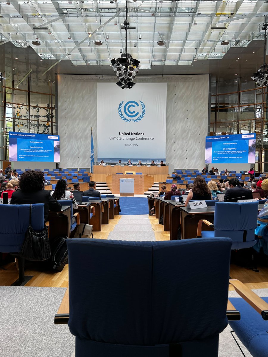 datadrivenlab's tweet photo. DDL student RAs Katherine Burley (@kburley_) &amp; Christian Chung (@cakc0717) are at the @UNFCC #BonnClimateConference this week, talking to stakeholders about climate data &amp; accountability! 

Read on to hear their reflections from the first few days of the conference⬇️ #SB58 https://t.co/Dt3QASWeKC