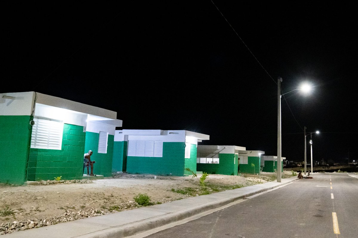 Edesur ilumina y electrifica comunidades de Monte Grande, Azua 
robertocavada.com/nacionales/202…
Trabajos aportan al desarrollo y seguridad de 390 familias